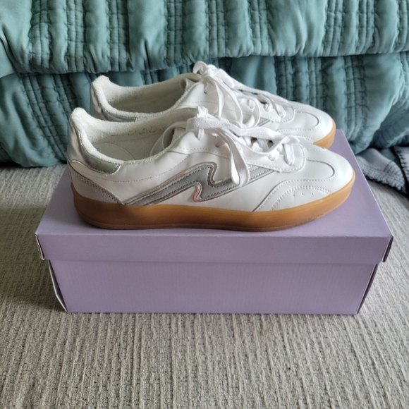 Low top sneakers worn a few times. Too big for me, fit like an 8 - Picture 4 of 4